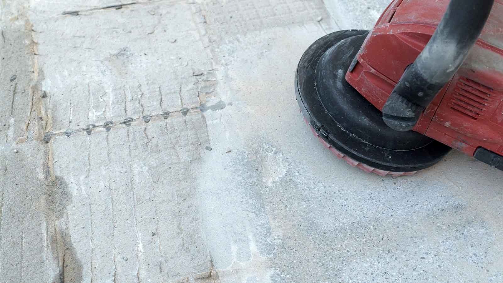 پاک کردت رزین اپوکسی خشک شده از روی سطوح بتن