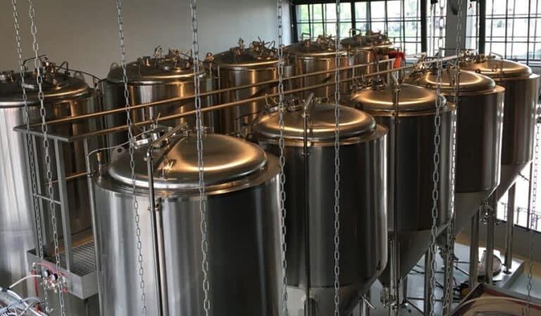 شستشوی مخازن آلوده نوشیدنی برای جلوگیری از کپک و مخمر 